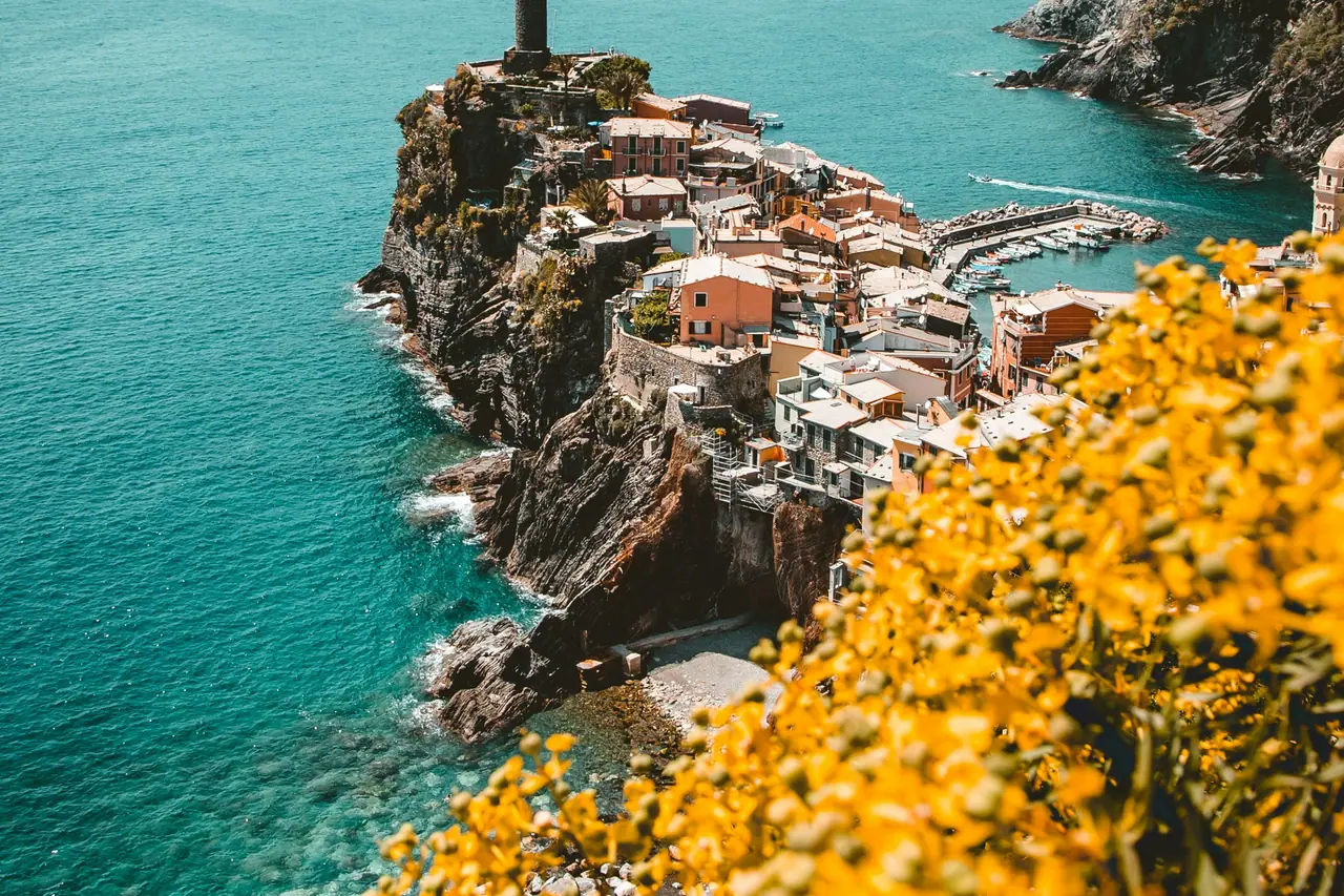 Village coloré accroché à la falaise au-dessus de la Méditerranée