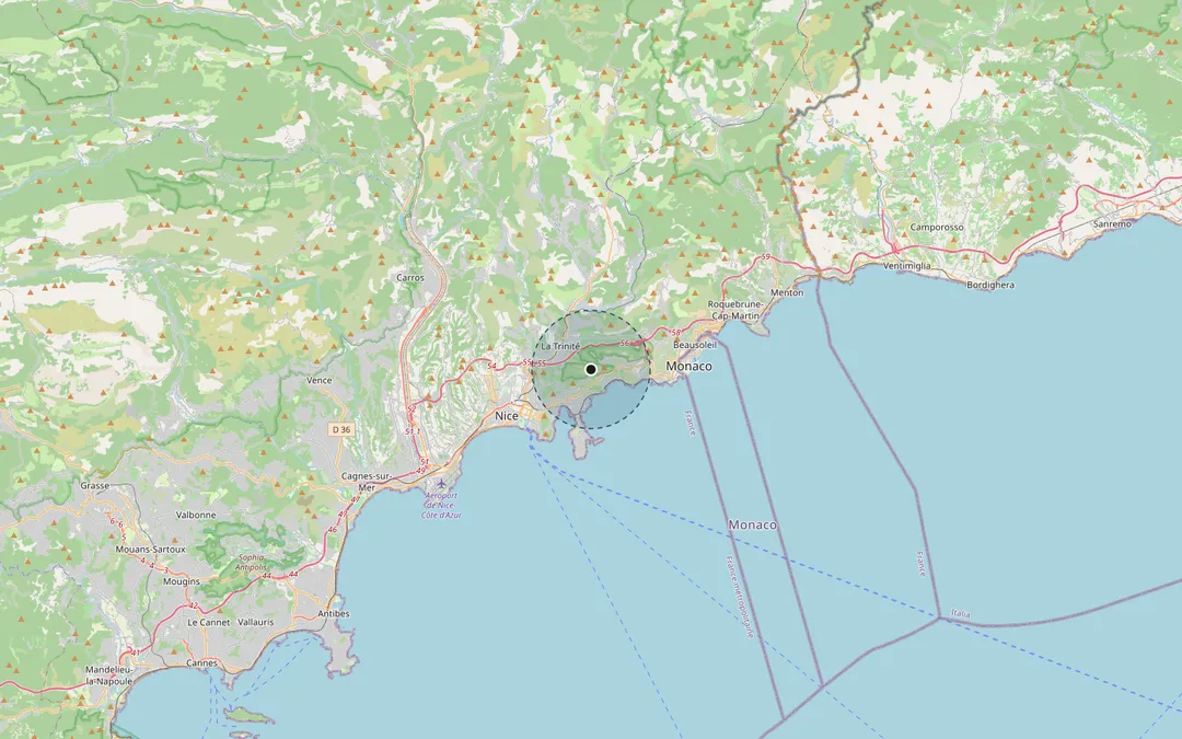 Carte du littoral des Alpes-Maritimes entre Nice et Menton. Une zone circulaire en pointillés marque l'emplacement approximatif de la villa, sur les hauteurs entre Nice et Monaco.