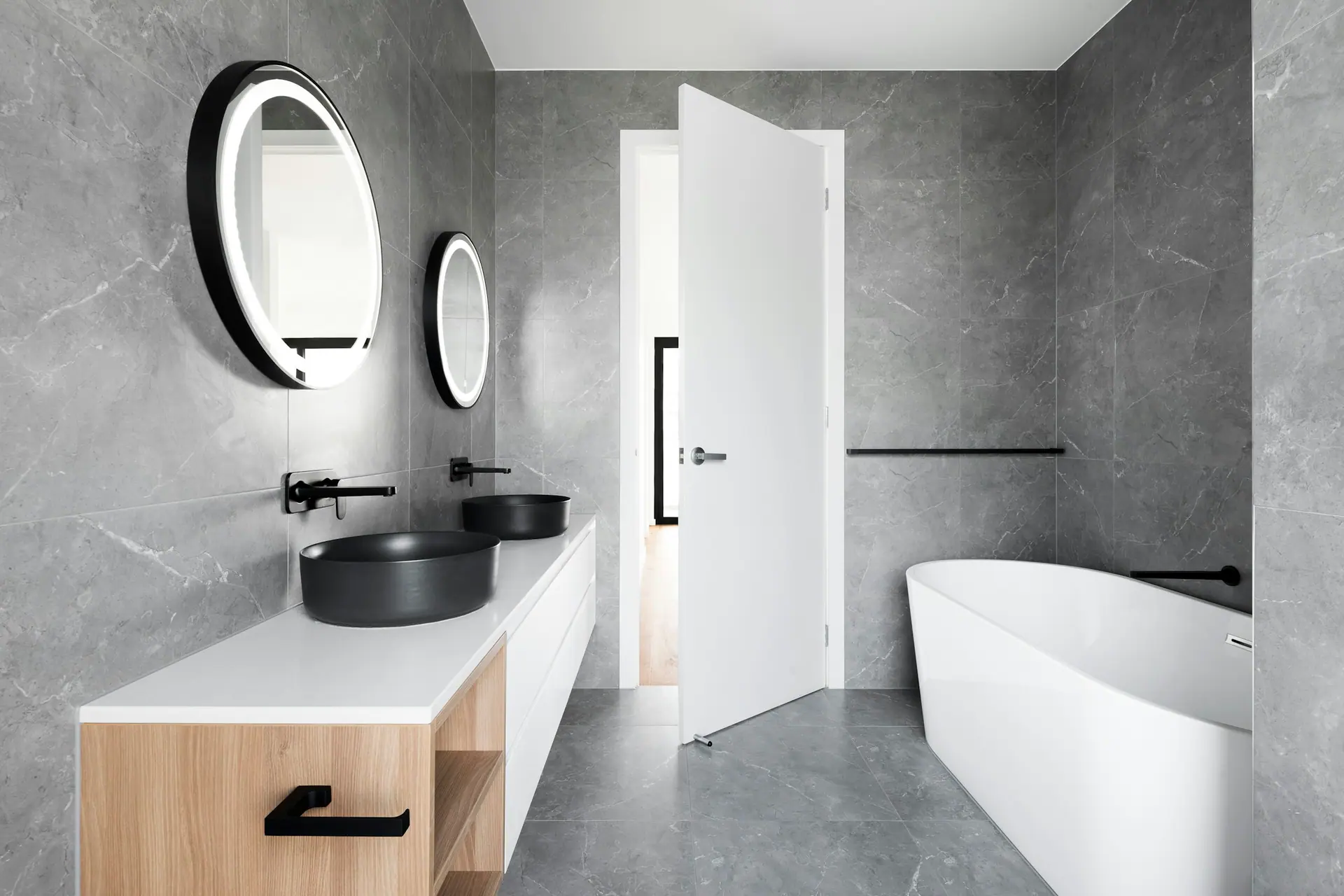 Salle de bain en pierre grise avec baignoire îlot