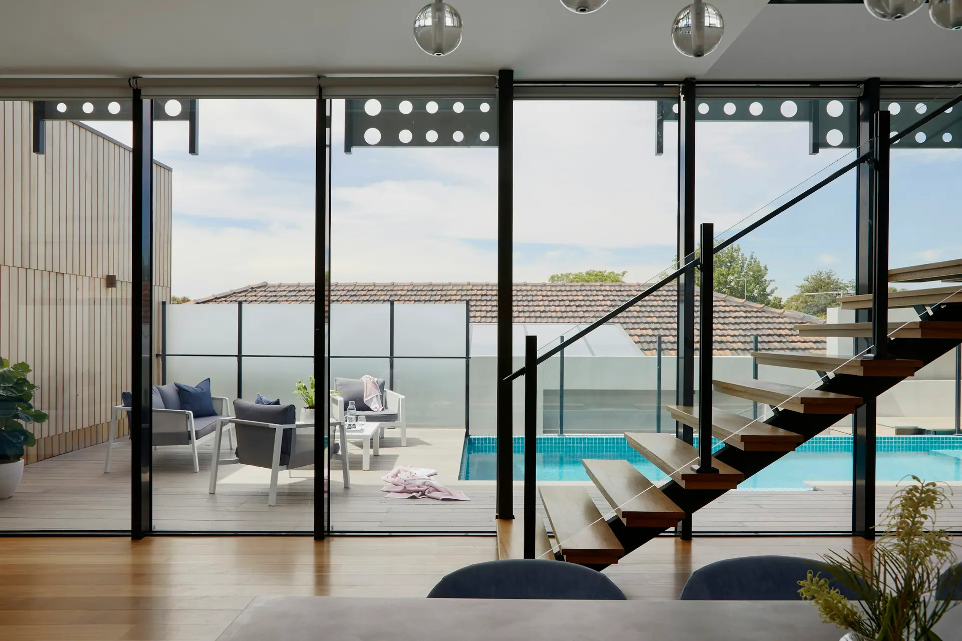 Intérieur ouvert de plain-pied sur le bassin par de larges baies