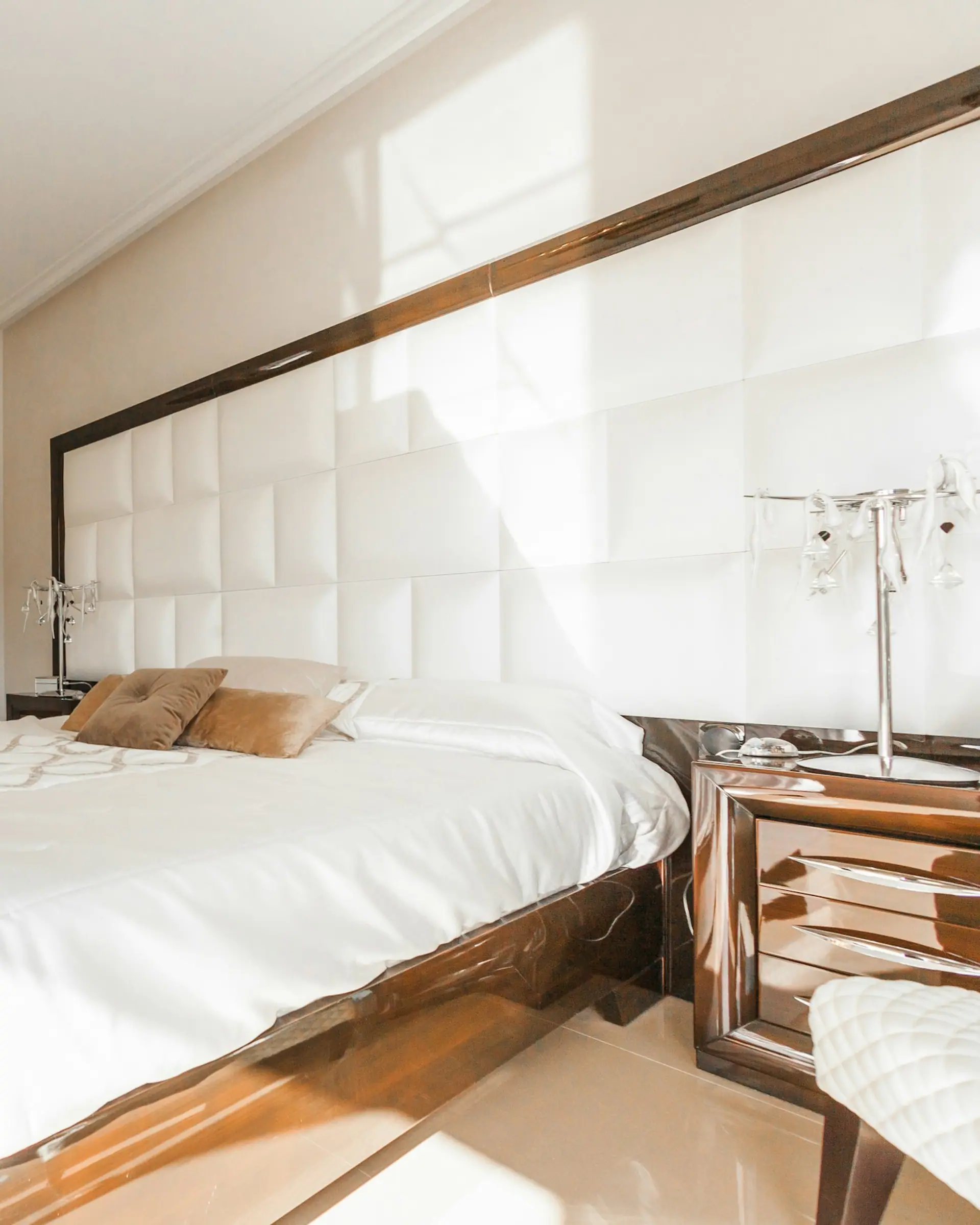 Chambre claire ouverte sur la lumière du matin