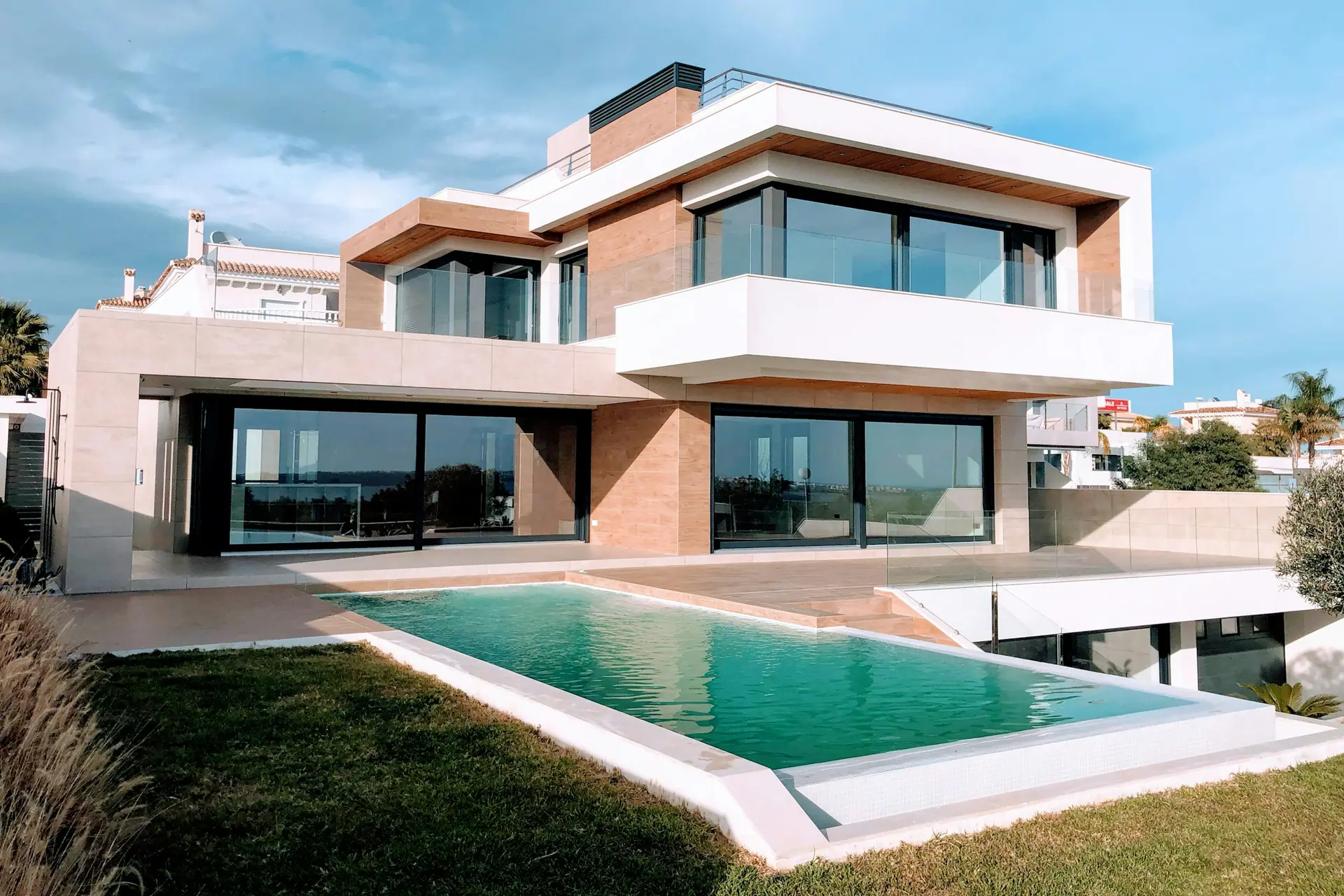La villa et son bassin vus depuis le jardin planté
